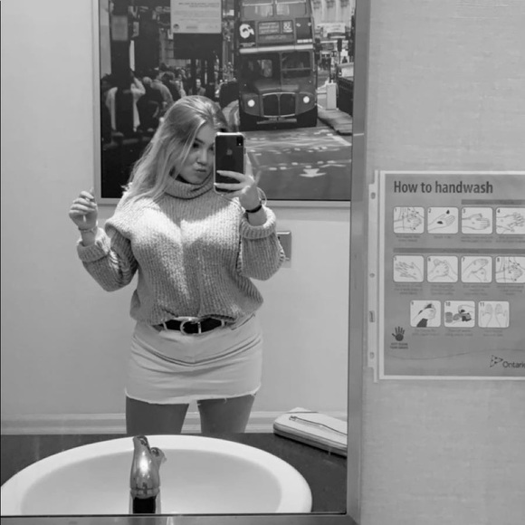 Meet your Posher, Hailey - Picture 2 of 3